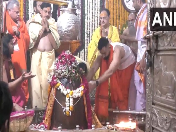 CM Mohan Yadav (L) and BJP chief JP Nadda (R) offering prayers at Mahakal temple in Ujjain (Photo/ANI) 