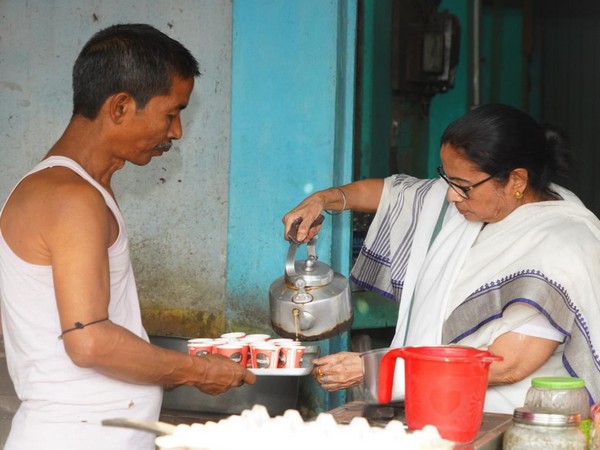 West Bengal CM Mamata Banerjee serving tea in Jalpaiguri (Photo: X@AITCofficial)