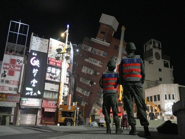 Soldiers stand near the site where a building collapsed, following an earthquake, in Hualien, Taiwan (Photo/Reuters)