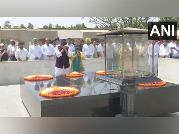 Sanjay Singh at Rajghat with wife Anita Singh (Photo/ANI)