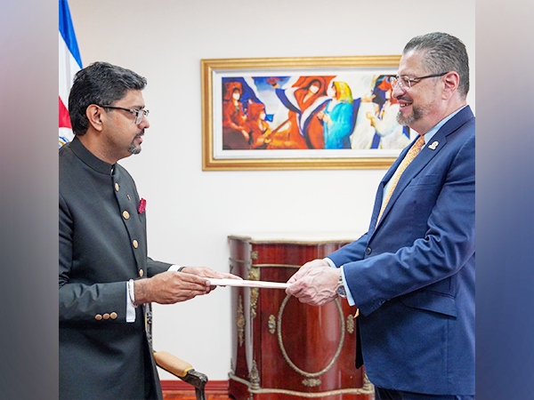 Indian envoy to Costa Rica, Sumit Seth with President Rodrigo Chaves (Photo/X @IndiainPanama)
