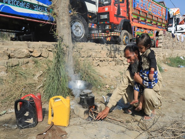 An Afghan immigrant with his daughter (File Photo/Reuters)