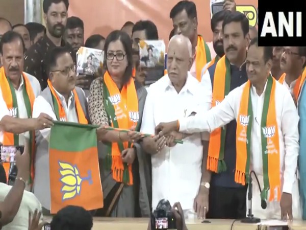 Mandya MP Sumalatha Ambareesh poses with BJP leaders BS Yediyurappa, BY Vijayendra, others. (Photo/ANI)