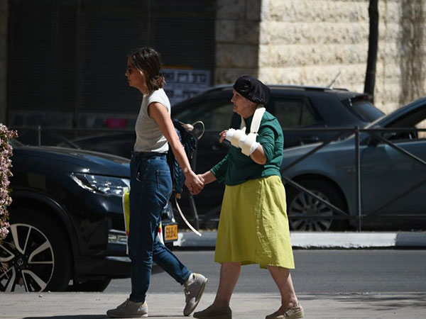 An elderly woman walking near an elder-care home (Photo/TPS)