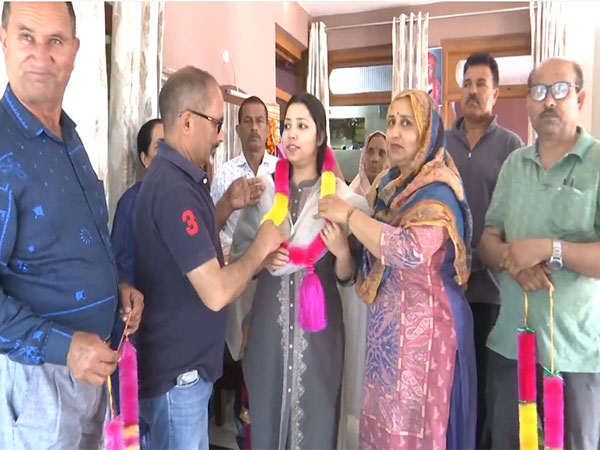 Bhawana Kesar with her family members (Photo/ANI)