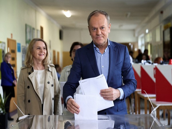 Polish PM Donald Tusk casts his vote next to his wife Malgorzata in Sopot, Poland (Photo/Reuters)