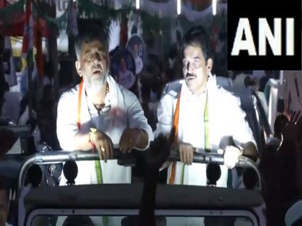 Congress leaders DK Shivakumar and KC Venugopal during roadshow at Alappuzha, Kerala. (Photo/ANI)