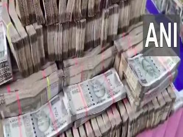 Cash and gold seized in Karnataka's Ballari (Photo/ANI)