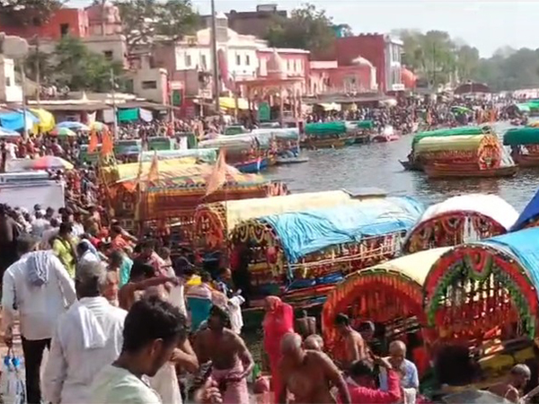 Devotees gathered to offer prayers at River Mandakini on Somvati Amavasya in Chitrakoot (Image/ANI)