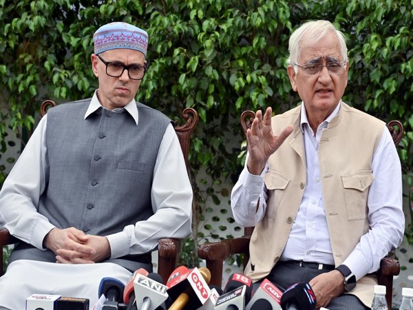 Congress leader Salman Khurshid and National Conference vice president Omar Abdullah (File Photo/ANI)