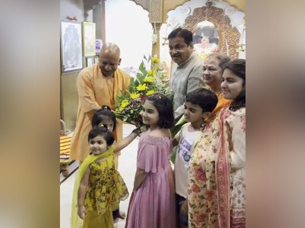 Union Minister Nitin Gadkari meets Uttar Pradesh Chief Minister Yogi Adityanath in Nagpur (Photo/Twitter: Nitin Gadkari)
