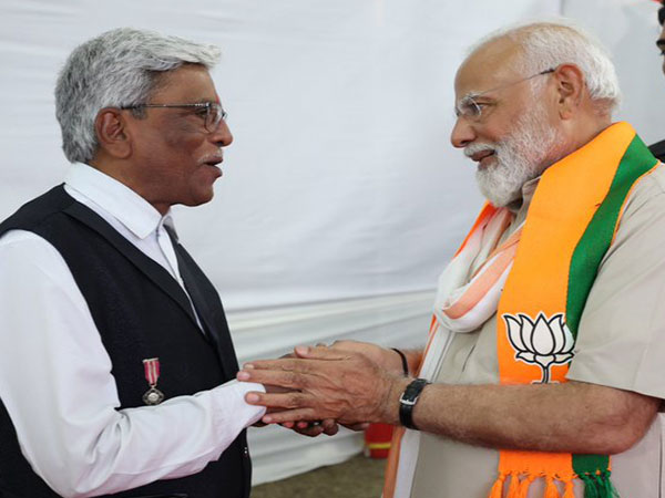 PM Modi meets Padma Shri Parshuram Komaji Khune (Source/@narendramodi)