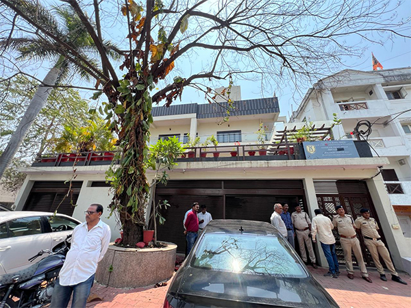 Police investigating the matter at the spot (Photo/ANI) 