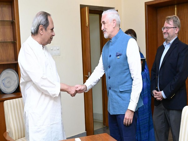 Odisha CM Naveen Patnaik with UN Resident Coordinator in India, Shombi Sharp (Photo/ANI)