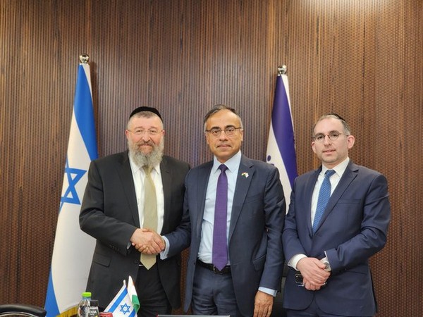 Indian envoy to Israel Sanjeev Singla (centre) and Israel's Minister of Labor, Yoav Ben-Tzur. (Photo: X//@indemtel)