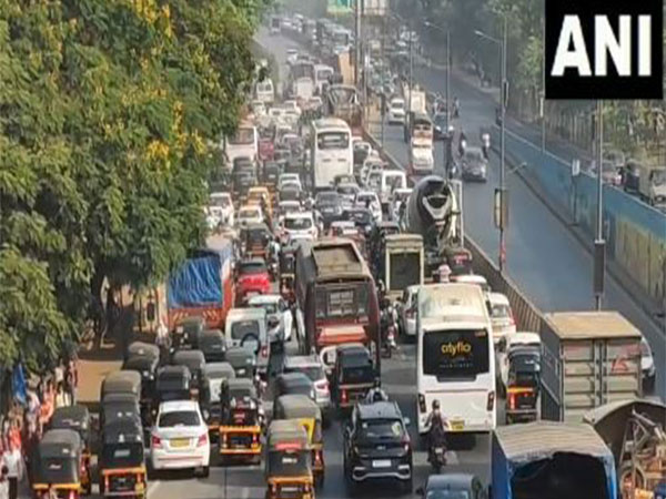 Heavy traffic jam on Navi Mumbai-Thane Belapur Road (Photo/ANI) 