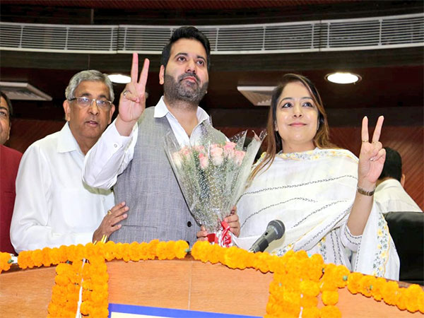 Delhi Mayor Shelly Oberoi (right), her deputy Aaley Muhammad Iqbal (left) (Photo/X handle Shelly Oberoi)