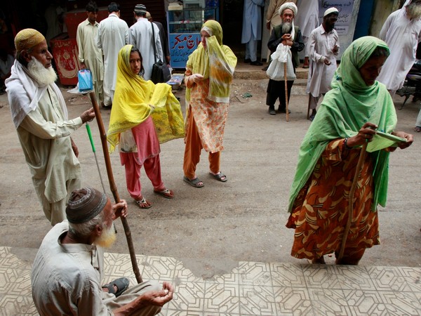 Beggars outside a mosque in Karachi (Photo/Reuters)