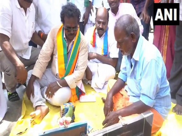 Parrot fortune teller predicting PMK Cuddalore candidate Thangar Bachan's future (Photo credit/ X@draramadoss)