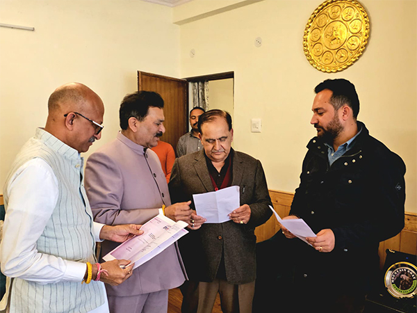 Himachal Pradesh Speaker Kuldeep Singh Pathania with three Independent MLAs (File Photo/ANI)