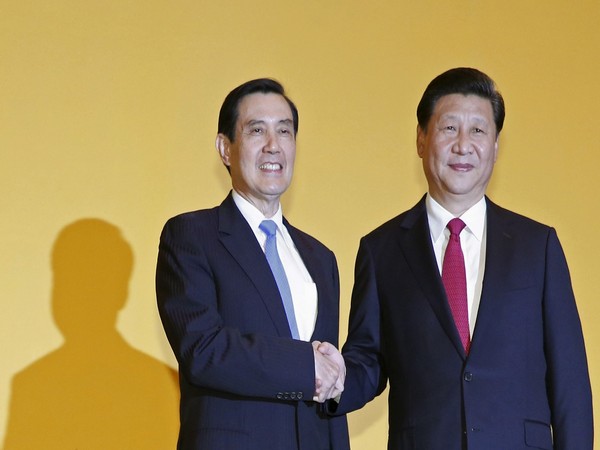 Chinese President Xi Jinping shakes hands with Taiwan's President Ma Ying-jeou during a summit in Singapore (File Photo/ Reuters)