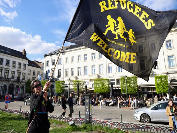Human rights activists protests outside the EU Parliament over vote on new asylum rules, in Brussels (Photo/Reuters)