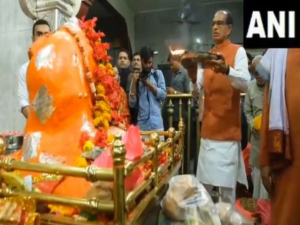 Former CM of MP Shivraj Singh Chouhan offers prayer at Vindhyawasini Mata Temple
