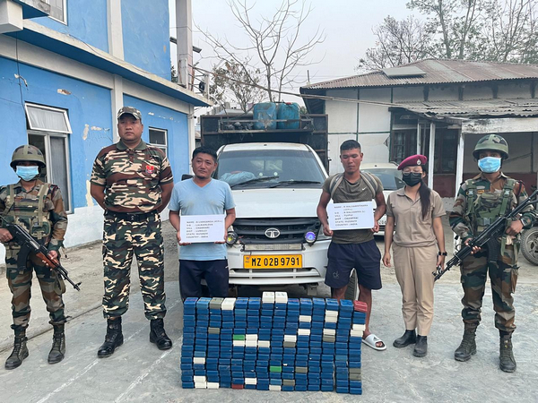 Arrested accused along with recovered items (Photo/Mizoram police) 