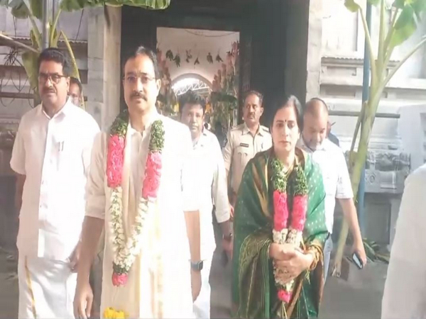 Andhra Pradesh Election Commissioner Mukesh Kumar Meena at Srikalahasteeswara Swamy temple on Thursday. (Photo/ANI)