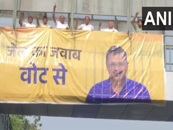 Aam Aadmi Party workers protesting at ITO foot-over bridge (Photo/ANI)