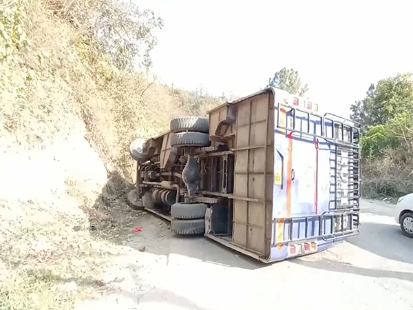 Bus carrying pilgrims overturns in Kangra (Photo/ANI) 
