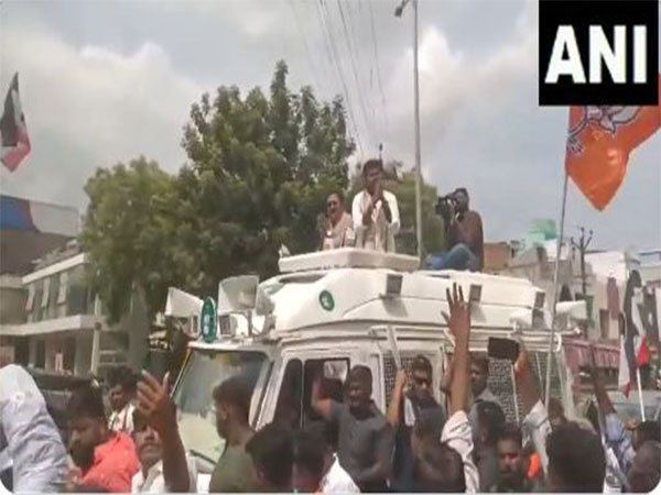 Tamil Nadu’s BJP President K Annamalai with AMMK Chief TTV Dhinakaran in Theni during a campaign (Photo/ANI)