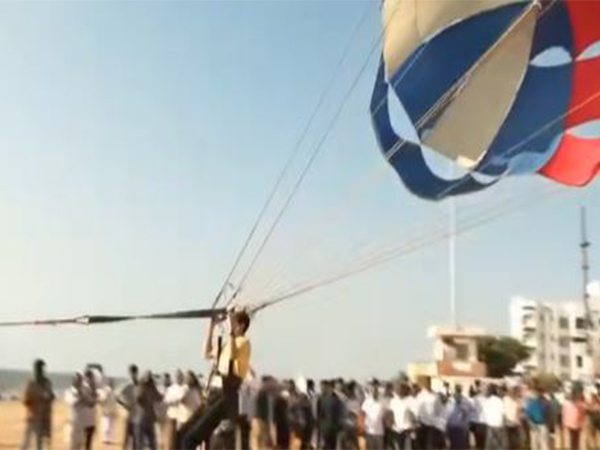 Greater Chennai Municipal Commissioner Radhakrishnan participates in Parasailing Programme (Photo/@SpokespersonECI)