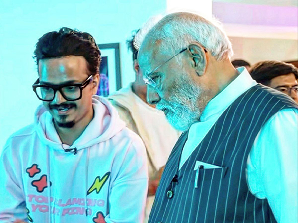 Narendra Modi and Animesh Agarwal (Photo: ESFI)