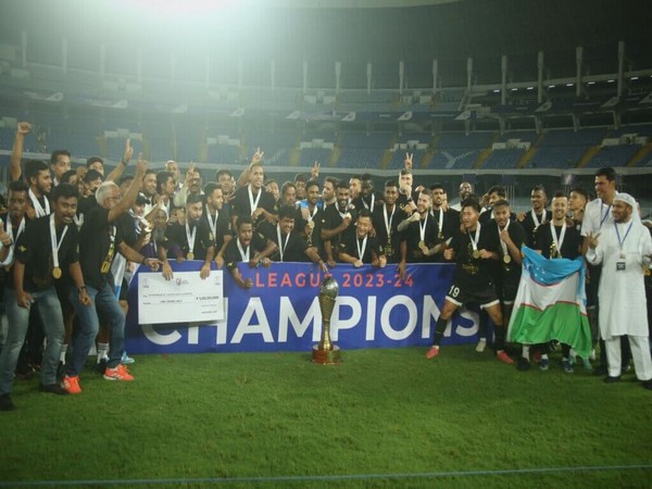 Mohammedan Sporting with the trophy. (Photo- AIFF Media)