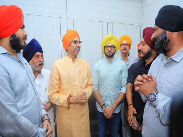 Shiv Sena (UBT) chief Uddhav Thackeray with son Aaditya Thackeray at Dashmesh Gurudwara (Photo credit/ X@AUThackeray)