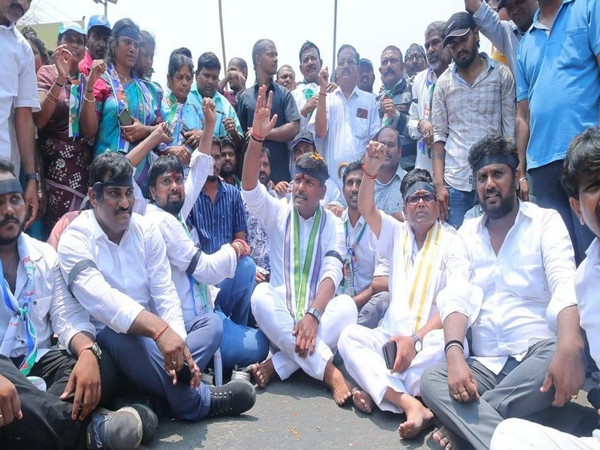 Andhra IT Minister and other leaders protests attack on CM Jagan Reddy (Photo/ANI)