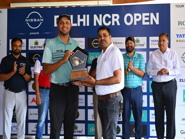 Veer Ahlawat lifting Delhi-NCR Open 2024 trophy (Image: PGTI)