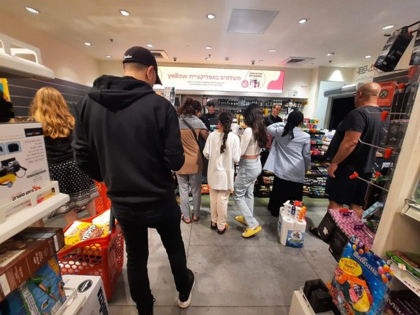 Israelis in Kiryat Ono stock up on gas and food (Photo/TPS)