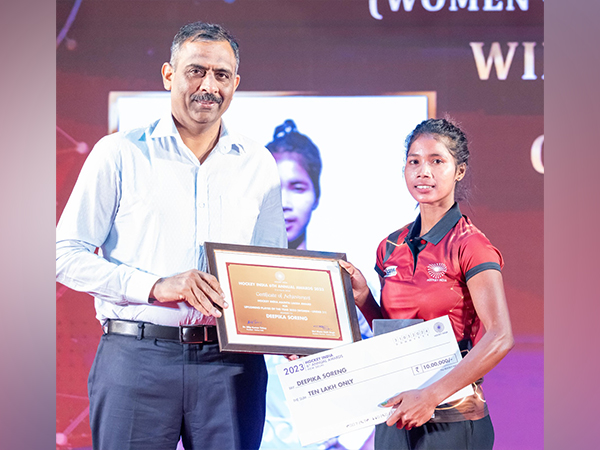 Deepika Soreng getting Upcoming Player of the Year award by Hockey India (Image: HI)