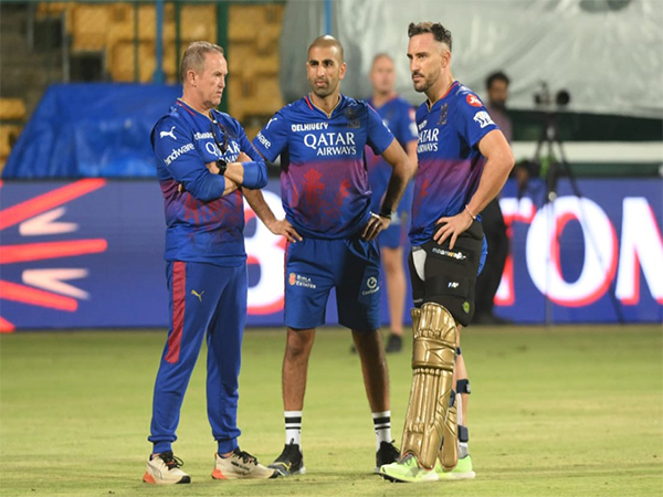 RCB head coach Andy Flower in conversation with captain Faf du Plessis during team's training session (Image: RCB media)
