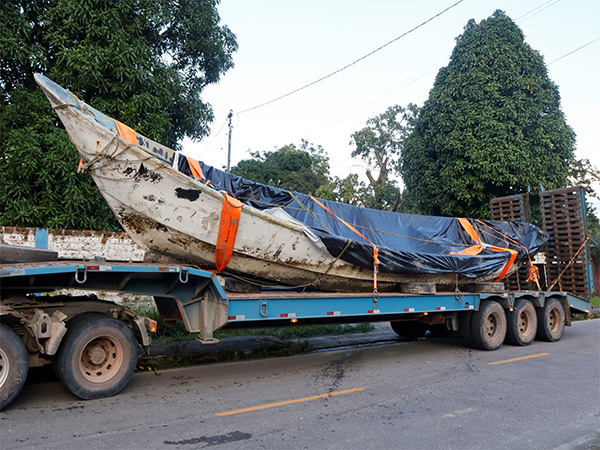 A boat in which decomposed bodies were found by fishermen, is taken on a truck towards the Para Scientific Police headquarters in Braganca, Para state, Brazil (Photo/Reuters)