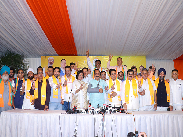 Dr. Praveen Sharma and National President of Khukhrain Fraternity Prateek Anand along with hundreds of their workers joins BJP (Photo/Twitter: @Virend_Sachdeva)