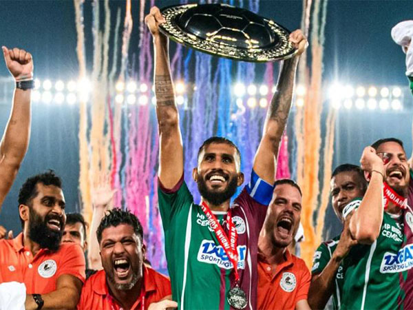 Mohun Bagan Super Giant team celebrating with the shield. (Photo- ISL)