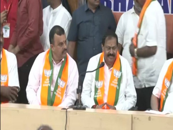 Former Karnataka Congress MLA Akhanda joins BJP (Photo/ANI)