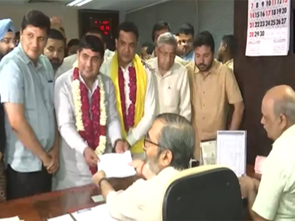 AAP's Delhi Mayor and Deputy Mayor candidates Mahesh Khichi and Ravinder Bhardwaj (Photo/ANI)