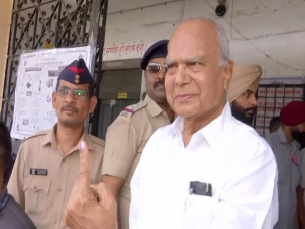 Punjab Guv Banwarilal Purohit casts vote in Nagpur (Photo/ANI)