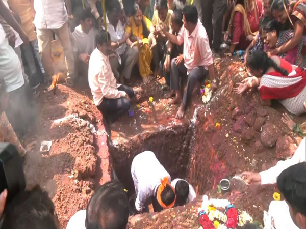Last rites of Congress corporator's daughter performed in Hubbali. (Photo/ANI)