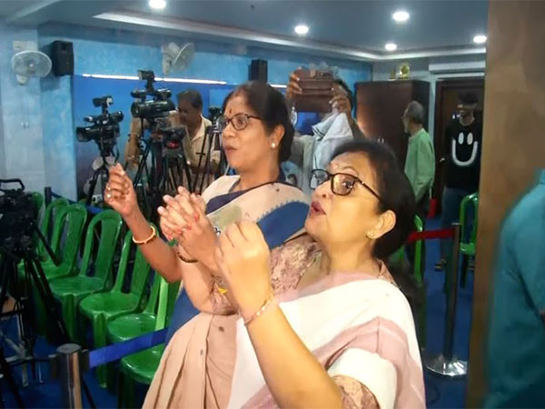 TMC Ministers Shashi Panja, Chandrima Bhattacharya break into dance (Photo/ANI)