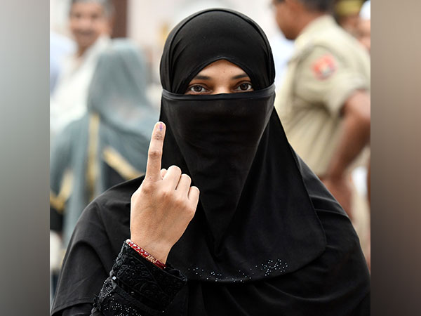 A female voter shows her finger marked with indelible ink after casting vote in Kairana. (Photo/ANI)